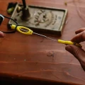 Przewlekacz nici Loon Ergo Bobbin Threader – Yellow 3.webp
