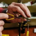 Szczypce do piór Loon Ergo Hackle Plier – Yellow 2.webp