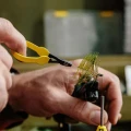 Szczypce do piór Loon Ergo Hackle Plier – Yellow 3.webp