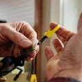 Szczypce do piór Loon Ergo Hackle Plier – Yellow 6.webp