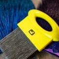 Grzebień do podszerstka Loon Ergo Underfur Comb – Yellow 4.webp