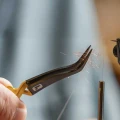 Pęseta do dubbingu Loon Micro Tip D-Loop Tweezer – Yellow 2.webp