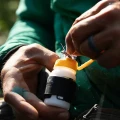 Uchwyt na pojemnik ze smarem Loon Silicone Caddy – Medium 7.webp