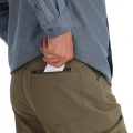 Spodnie softshell Simms Rogue Pant Dark Stone – tylna kieszeń na zamek