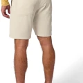 Spodenki wędkarskie Simms Superlight Short Burnished Clay – na sylwetce, tył