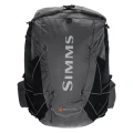 Kamizelka wędkarska Simms Flyweight Vest Pack Smoke – tył z plecakiem 15 l