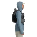 Kamizelka wędkarska Simms Flyweight Vest Pack Smoke – na sylwetce, z boku