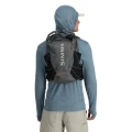 Kamizelka wędkarska Simms Flyweight Vest Pack Smoke – na sylwetce, tył