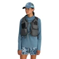 Kamizelka wędkarska Simms Flyweight Vest Pack Smoke – na sylwetce, przód