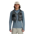 Kamizelka wędkarska Simms Flyweight Vest Pack Smoke – na sylwetce, przód