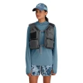 Kamizelka wędkarska Simms Flyweight Vest Smoke – na sylwetce, przód