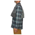Kamizelka wędkarska Simms Freestone Vest Pewter – na sylwetce, z boku