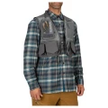 Kamizelka wędkarska Simms Freestone Vest Pewter – na sylwetce, przód