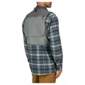Kamizelka wędkarska Simms Freestone Vest Pewter – na sylwetce, tył