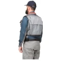 Kamizelka wędkarska Simms Guide Vest Steel – na sylwetce, tył
