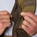 Kamizelka wędkarska Simms Headwaters Vest Hickory – kieszeń piersiowa na magnes