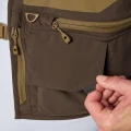 Kamizelka wędkarska Simms Headwaters Vest Hickory – dolna kieszeń z klapką