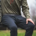 Kalesony termoaktywne Simms Heavyweight Baselayer Bottom Black – nad wodą