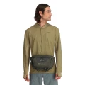 Nerka wędkarska Simms Tributary Hip Pack Basalt – na modelu – z przodu
