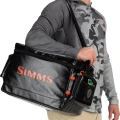 Torba wędkarska Simms Stash Bag Black – na modelu – na ramieniu, z boku