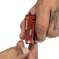Obcinaczka Simms Pro Nipper Simms Orange – nawlekanie muchy