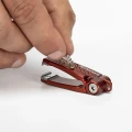 Obcinaczka Simms Pro Nipper Simms Orange – zakładanie muchy – zbliżenie