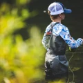 Wodery dziecięce Simms Kid's Tributary Stockingfoot Basalt – w rzece