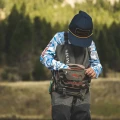 Wodery dziecięce Simms Kid's Tributary Stockingfoot Basalt – nad wodą
