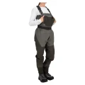 Wodery damskie Simms Women's G3 Guide Stockingfoot Gunmetal – na modelce – kieszeń na piersi