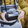 Pudełko muchowe na piersi Smith Creek FlyVue z lupą, ujęcie 10