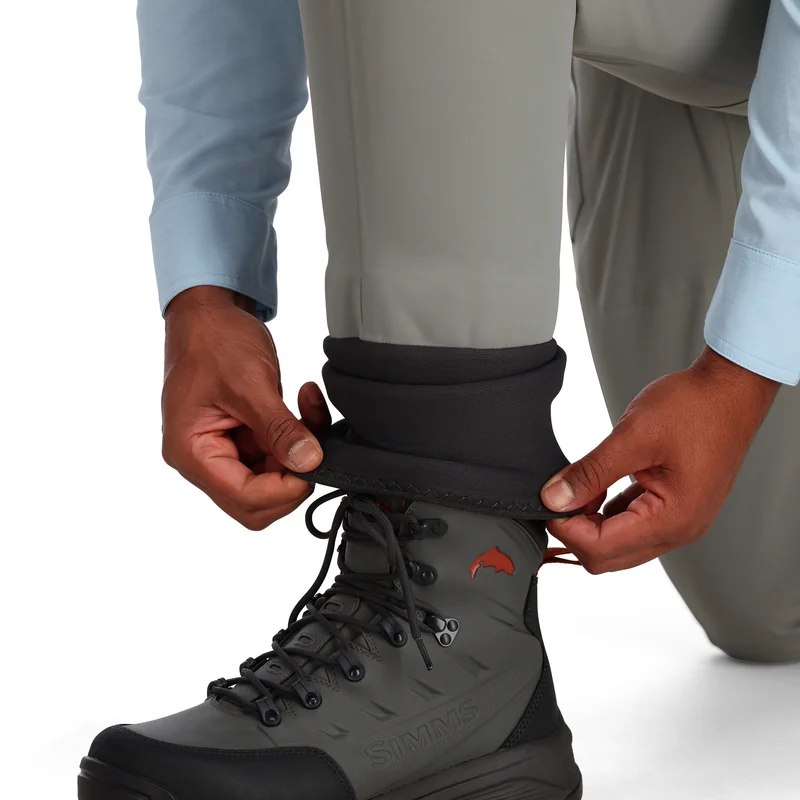 Spodniobuty Simms Freestone Pant Smoke – skarpeta neoprenowa i ochraniacz