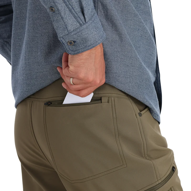Spodnie softshell Simms Rogue Pant Dark Stone – tylna kieszeń na zamek
