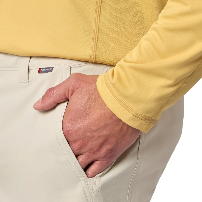 Spodenki wędkarskie Simms Superlight Short Burnished Clay – kieszenie z odpływem wody