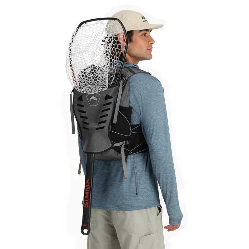 Kamizelka wędkarska Simms Flyweight Vest Pack Smoke – miejsce na podbierak
