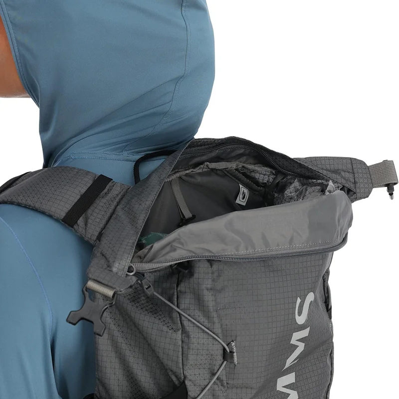 Kamizelka wędkarska Simms Flyweight Vest Pack Smoke – plecak 15 l