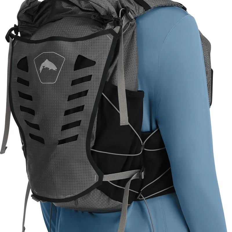 Kamizelka wędkarska Simms Flyweight Vest Pack Smoke – siatkowe kieszenie z tyłu