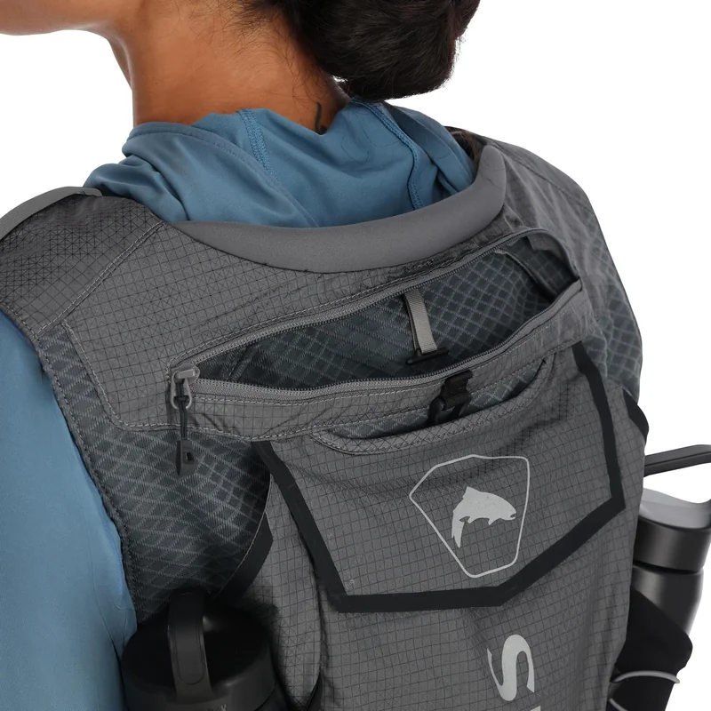 Kamizelka wędkarska Simms Flyweight Vest Smoke – komora na plecach