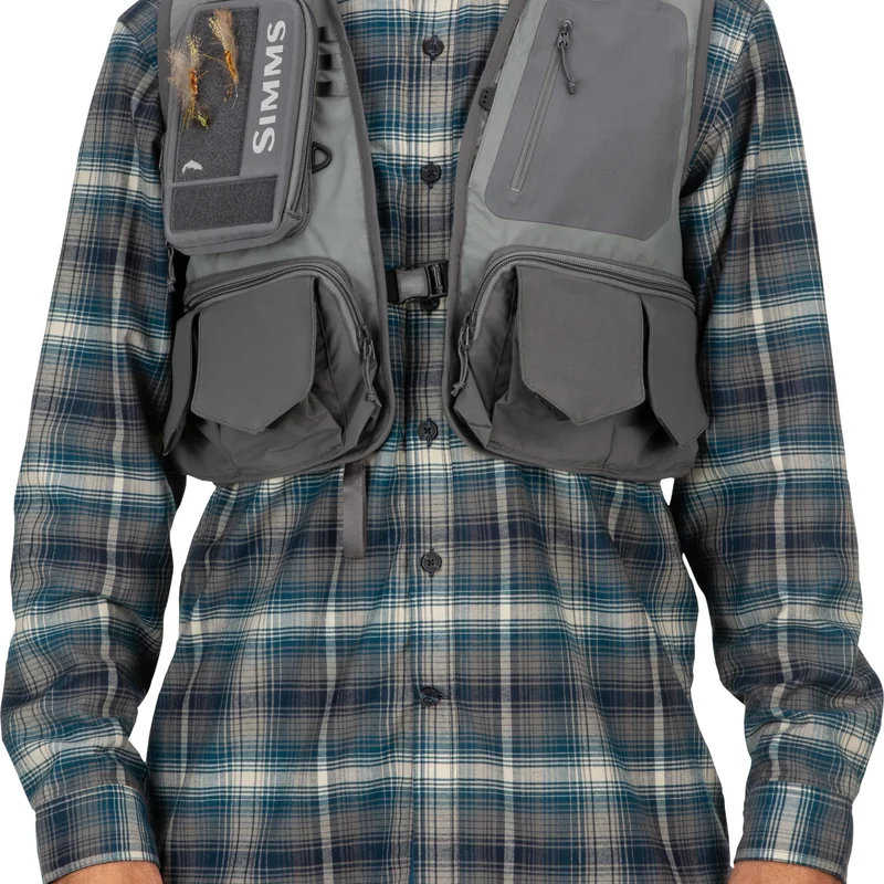 Kamizelka wędkarska Simms Freestone Vest Pewter – kieszenie piersiowe