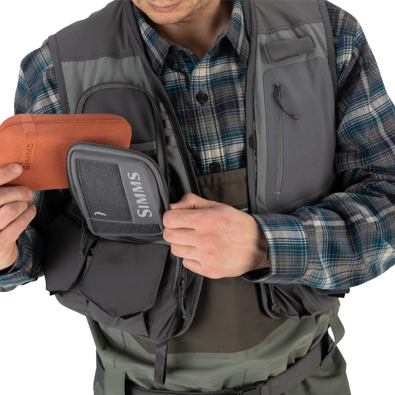 Kamizelka wędkarska Simms Freestone Vest Pewter – kieszeń na pudełko z muchami