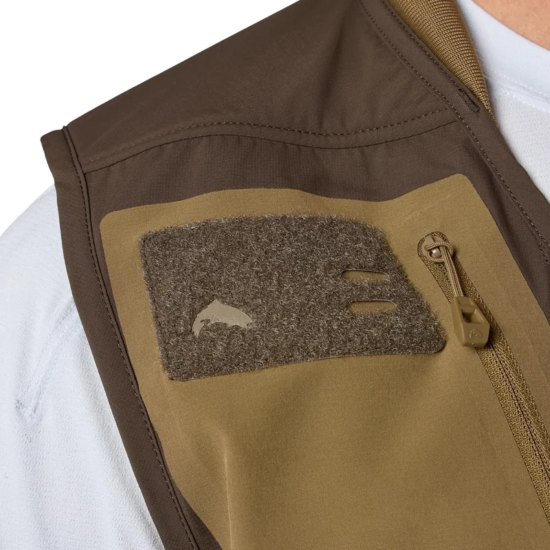 Kamizelka wędkarska Simms Headwaters Vest Hickory – kieszenie z patchem na muchy