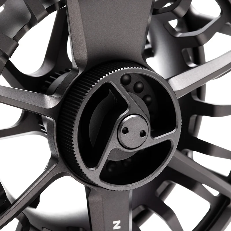Kołowrotek muchowy Lamson Speedster S HD – pokrętło hamulca z bliska