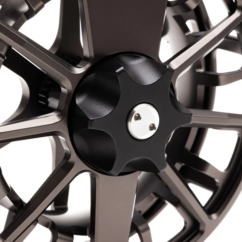 Kołowrotek muchowy Lamson Guru E-Series – pokrętło hamulca z bliska