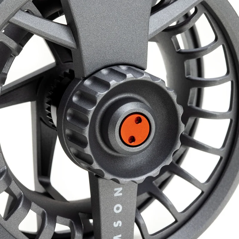 Kołowrotek muchowy Lamson Liquid S – pokrętło hamulca z bliska