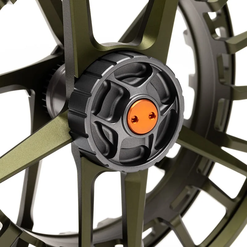 Kołowrotek muchowy Lamson Hyperspeed F – pokrętło hamulca z bliska