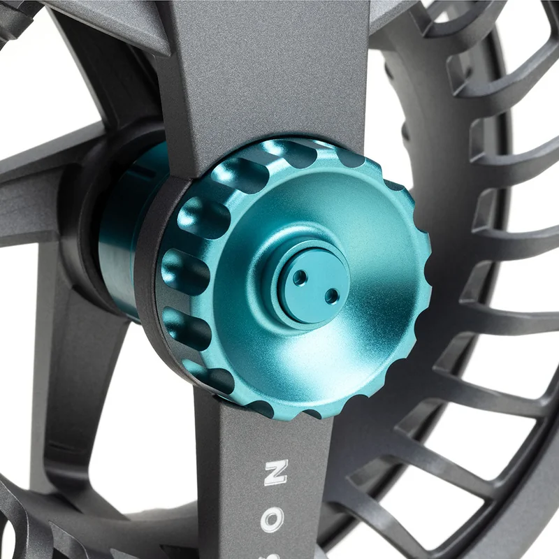Kołowrotek muchowy Lamson Liquid Max – pokrętło hamulca z bliska