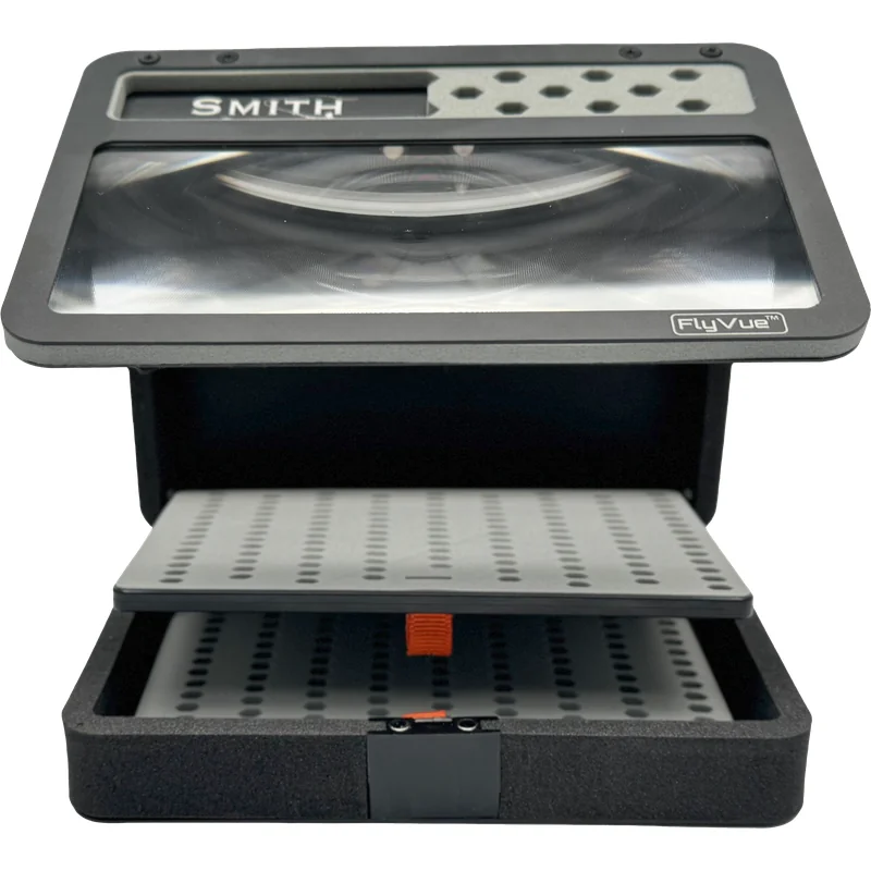 Pudełko muchowe na piersi Smith Creek FlyVue z lupą – lupa fresnela 3×
