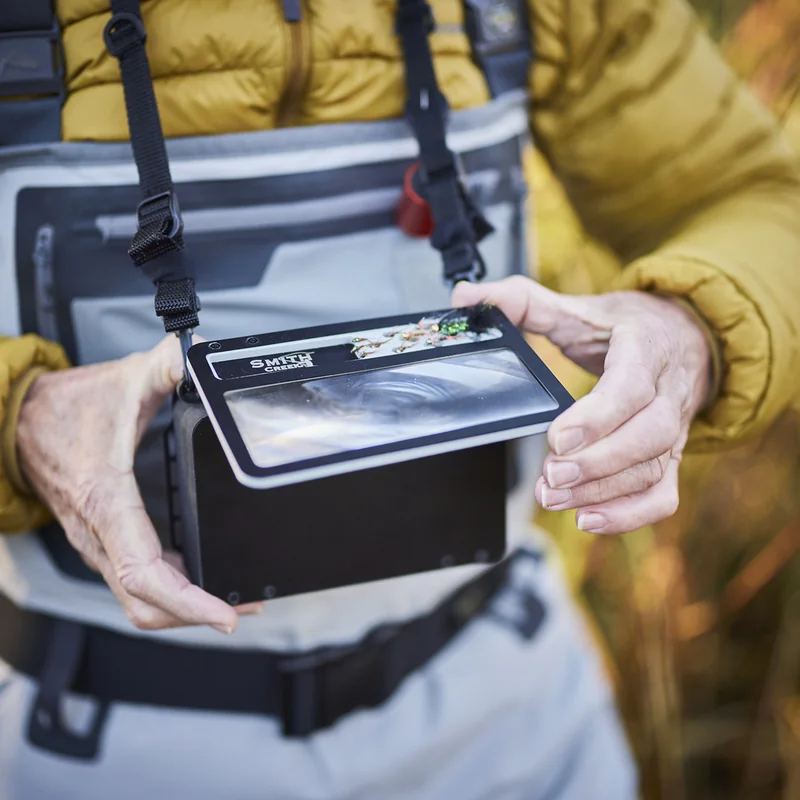 Pudełko muchowe na piersi Smith Creek FlyVue z lupą – na piersi